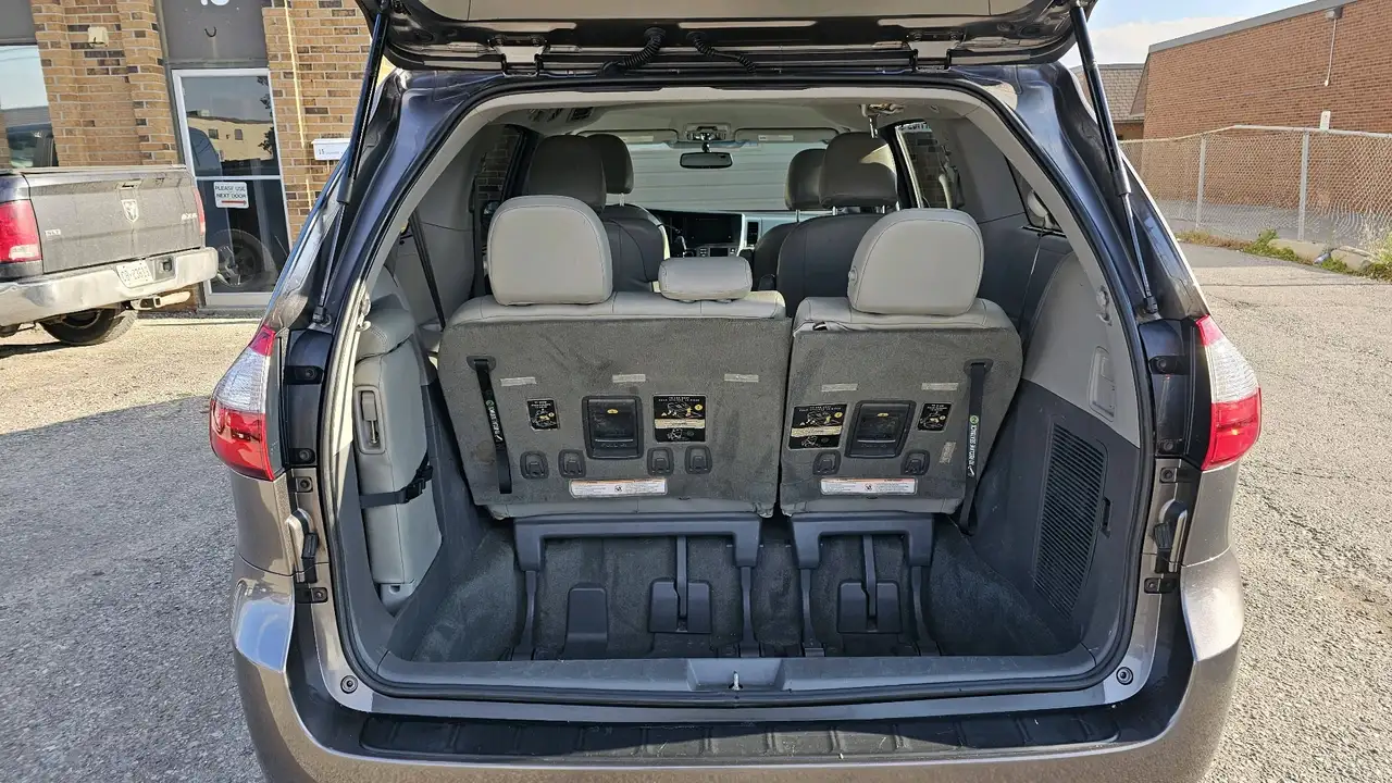 Toyota Sienna снимка Toyota Sienna