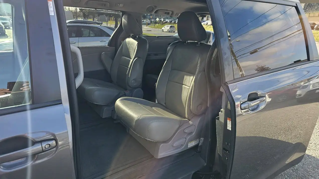 Toyota Sienna снимка Toyota Sienna