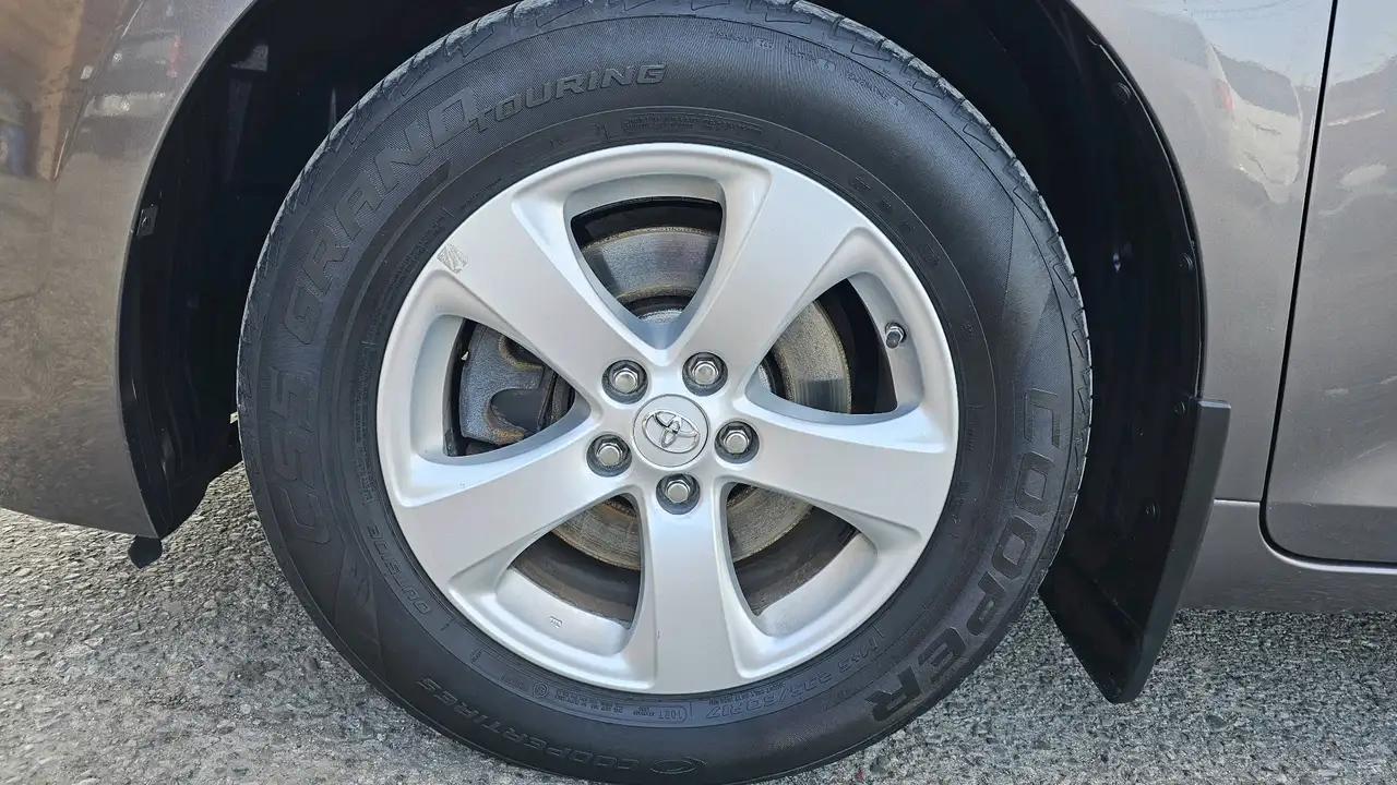 Toyota Sienna снимка Toyota Sienna