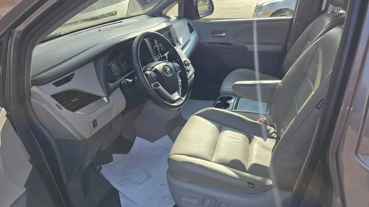 Toyota Sienna снимка Toyota Sienna