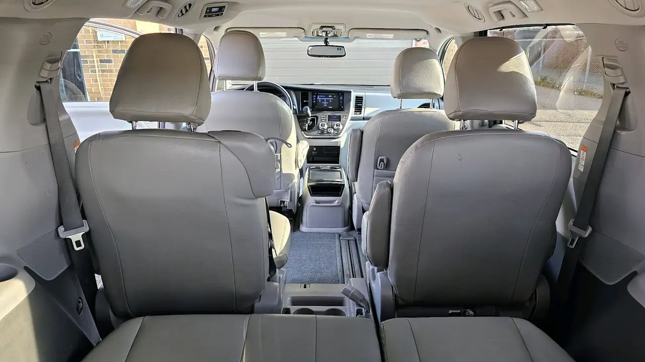 Toyota Sienna снимка Toyota Sienna