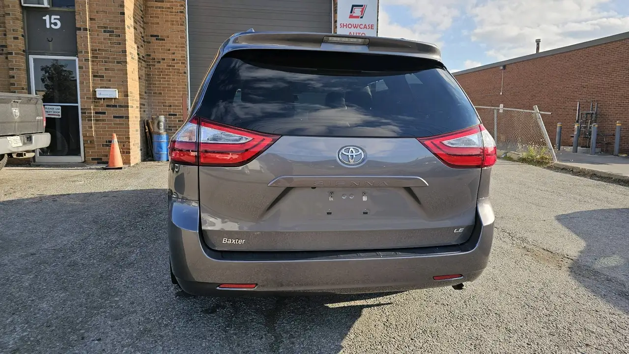 Toyota Sienna снимка Toyota Sienna