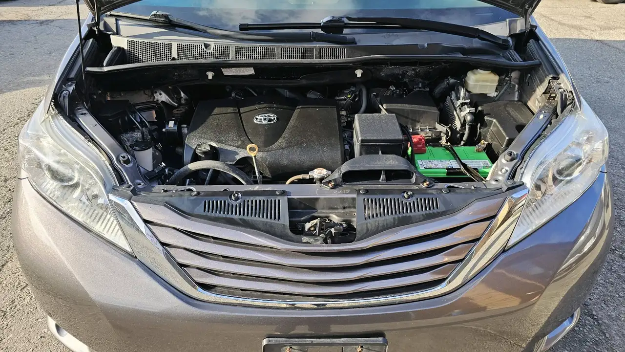 Toyota Sienna снимка Toyota Sienna