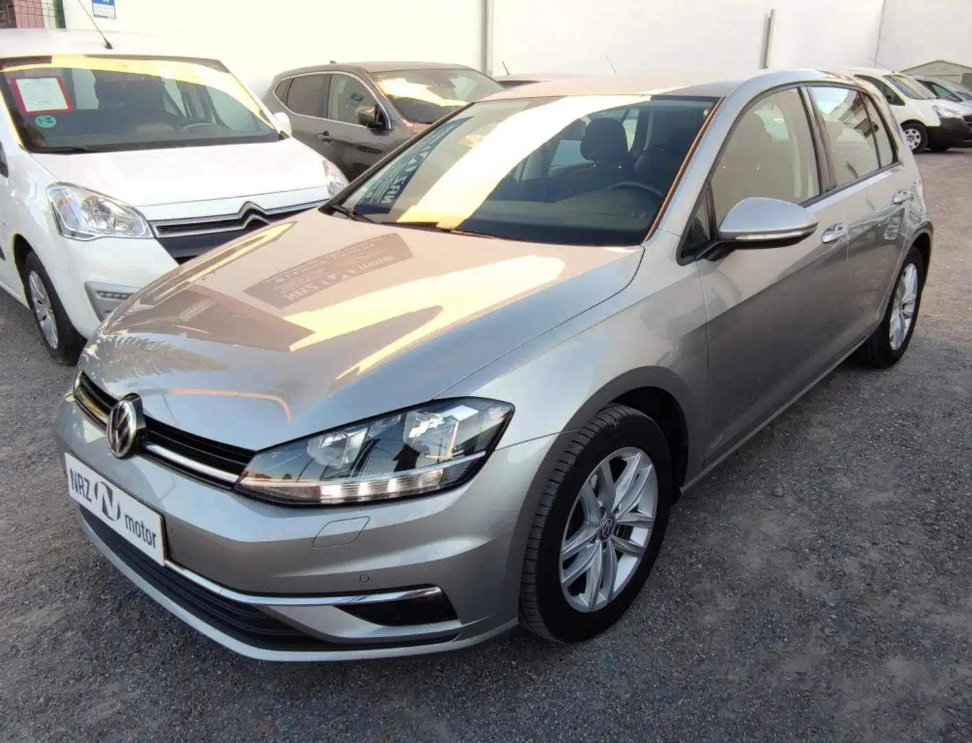 Volkswagen Golf 1.6TDI Business and Navi Edition 85kW Silber - 1