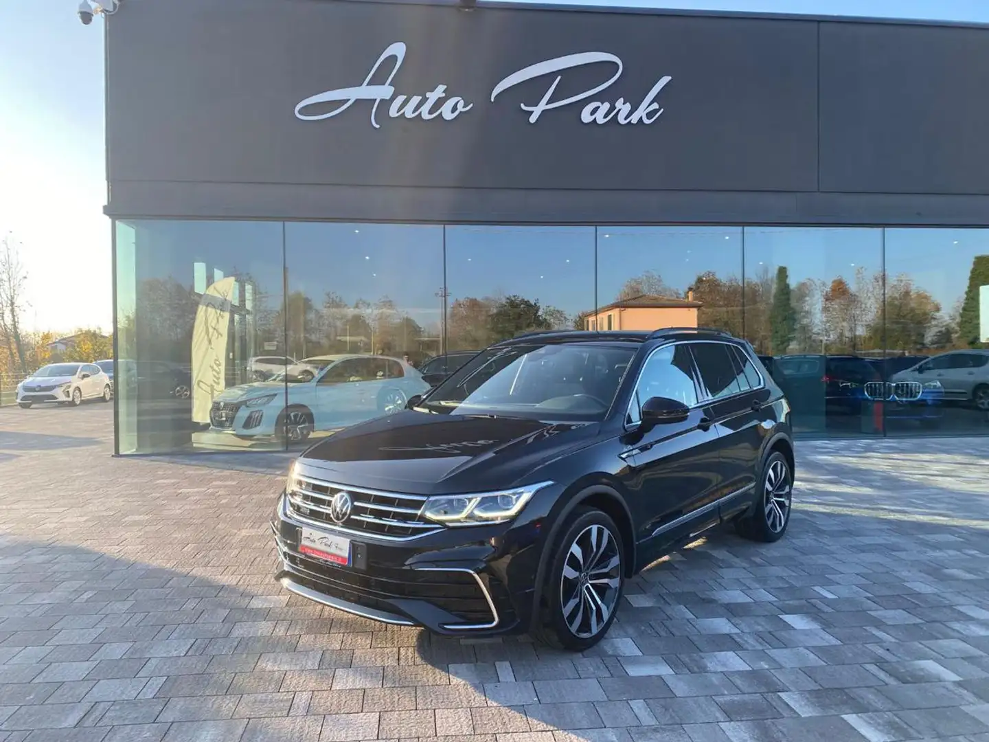 Volkswagen Tiguan 2.0 TDI 150 CV DSG R-Line + MATRIX Schwarz - 1