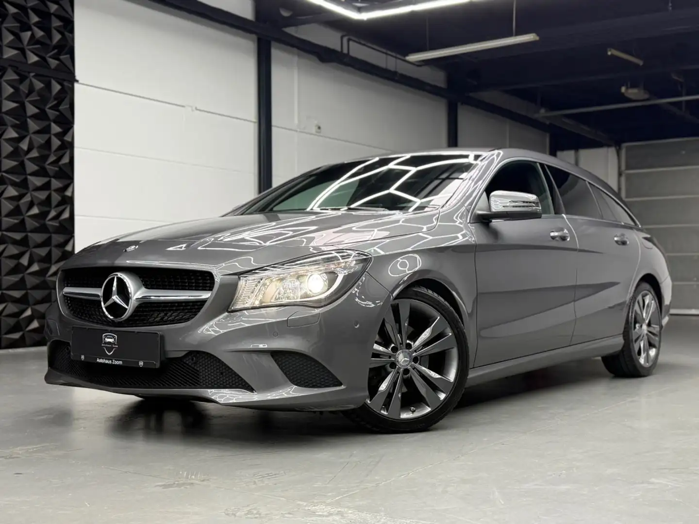 Mercedes-Benz CLA 200 Shooting Brake 2.HD/XENON/LEDER/SPURHAL Grau - 1
