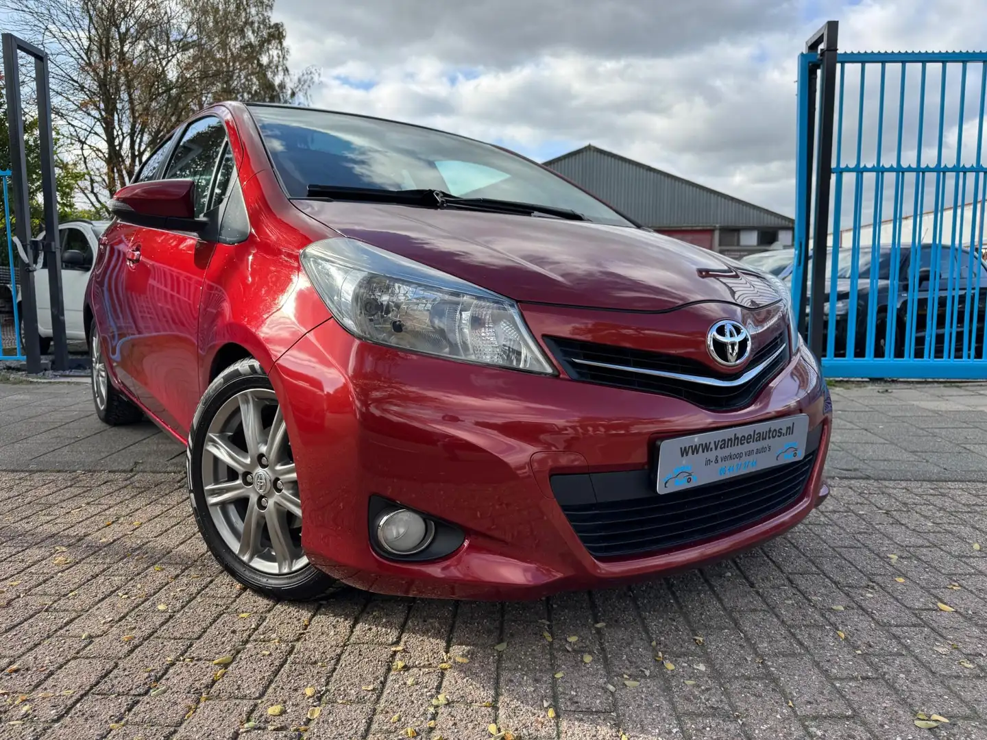 Toyota Yaris 1.3 VVT-i Aspiration A-C Elek Pakket Panorama dak Rood - 2