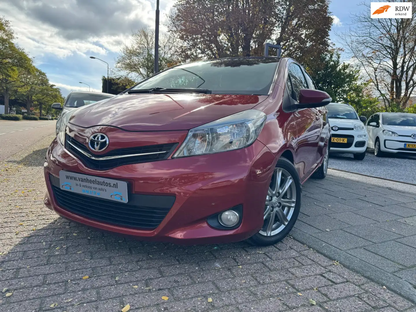 Toyota Yaris 1.3 VVT-i Aspiration A-C Elek Pakket Panorama dak Rood - 1