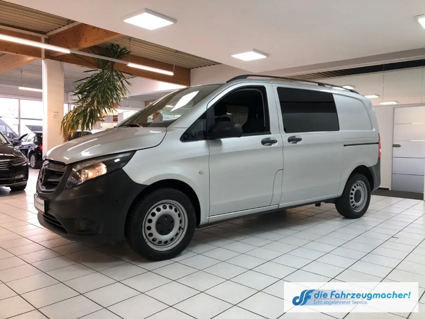 Mercedes-Benz Vito Mixto 114 CDI 4x4 kompakt Navi Digitales Cockpit D srebrna - 2