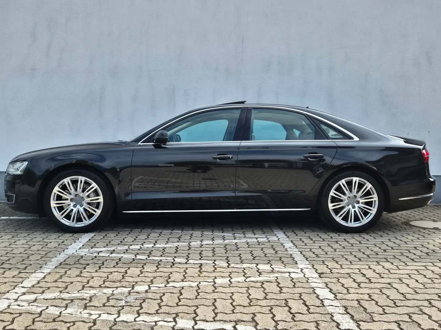 Audi A8 4.0 TFSI quattro*V8*20"*BOSE*Navi*LED*Schiebedach* Schwarz - 2