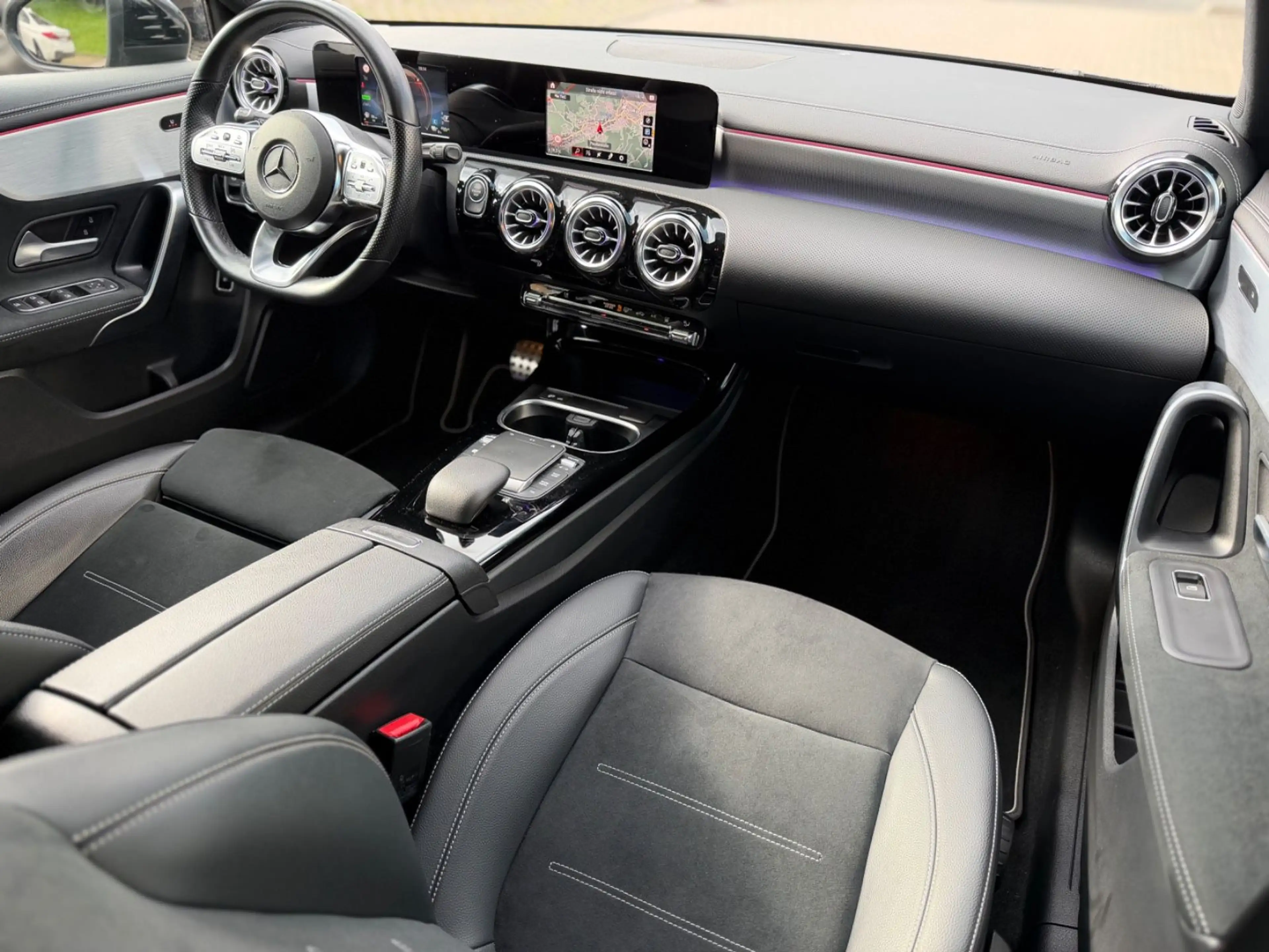 Mercedes-Benz A 250 AMG-Line LED/AMBIENTE/NIGHTPAKET/MBUX/PTS — photo 36