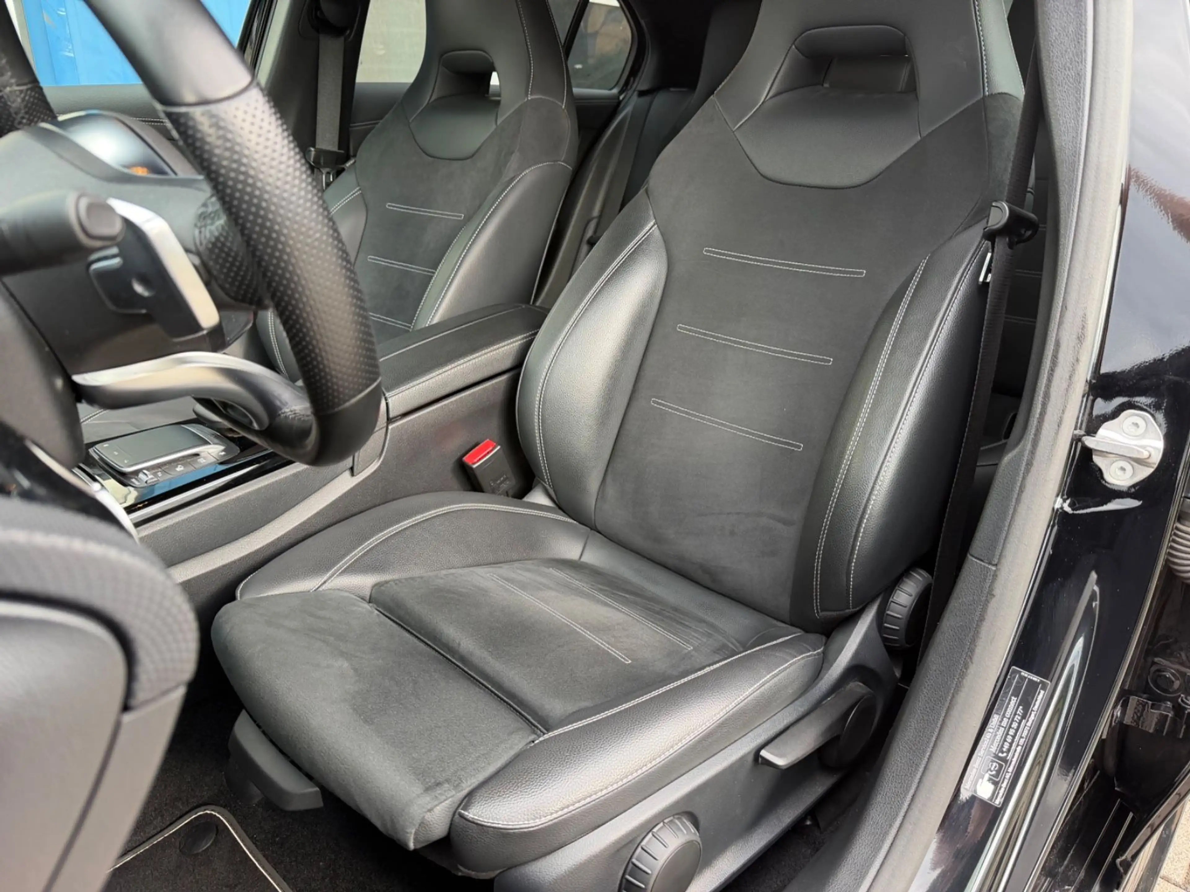 Mercedes-Benz A 250 AMG-Line LED/AMBIENTE/NIGHTPAKET/MBUX/PTS — photo 41