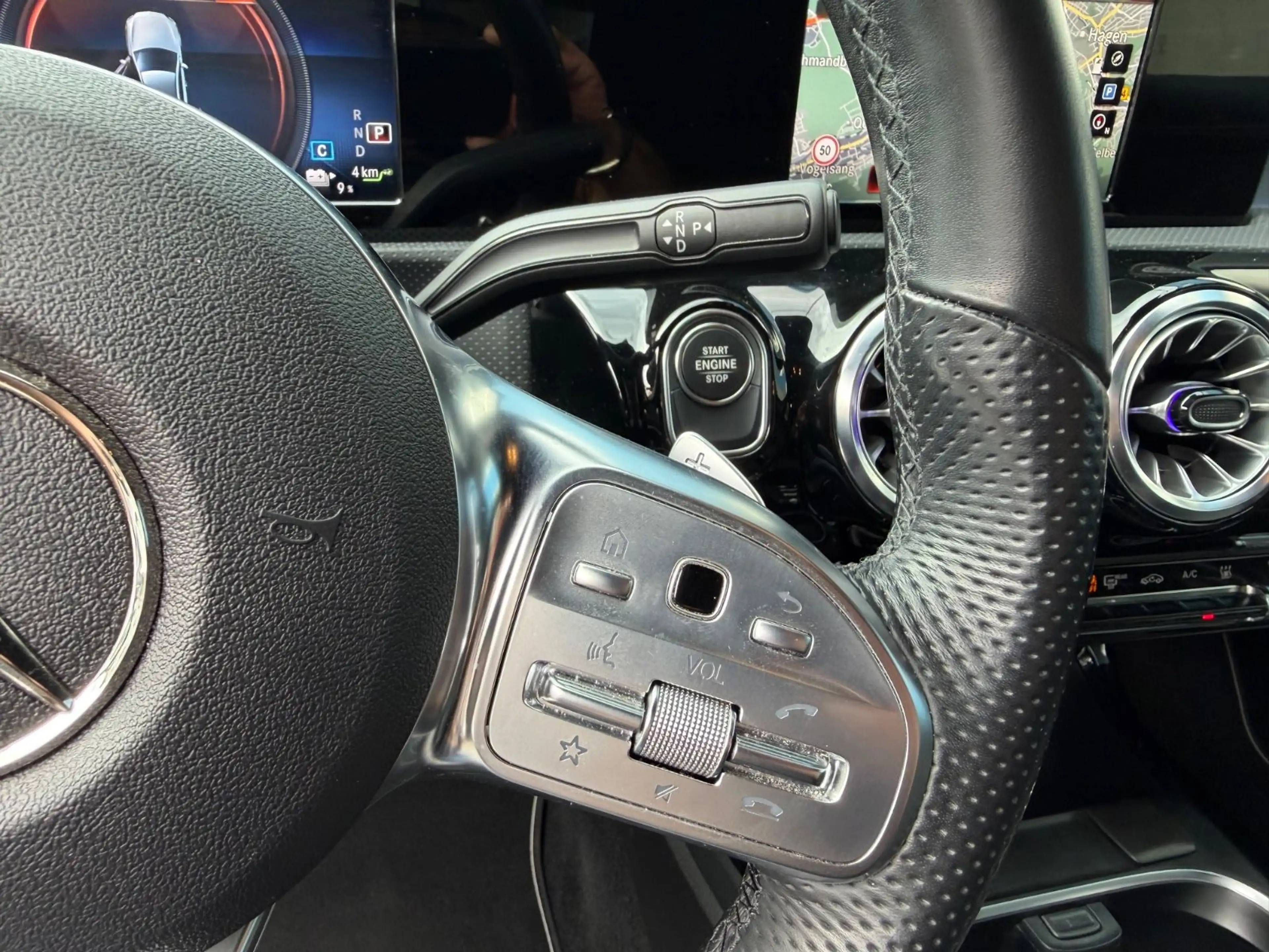 Mercedes-Benz A 250 AMG-Line LED/AMBIENTE/NIGHTPAKET/MBUX/PTS — photo 31