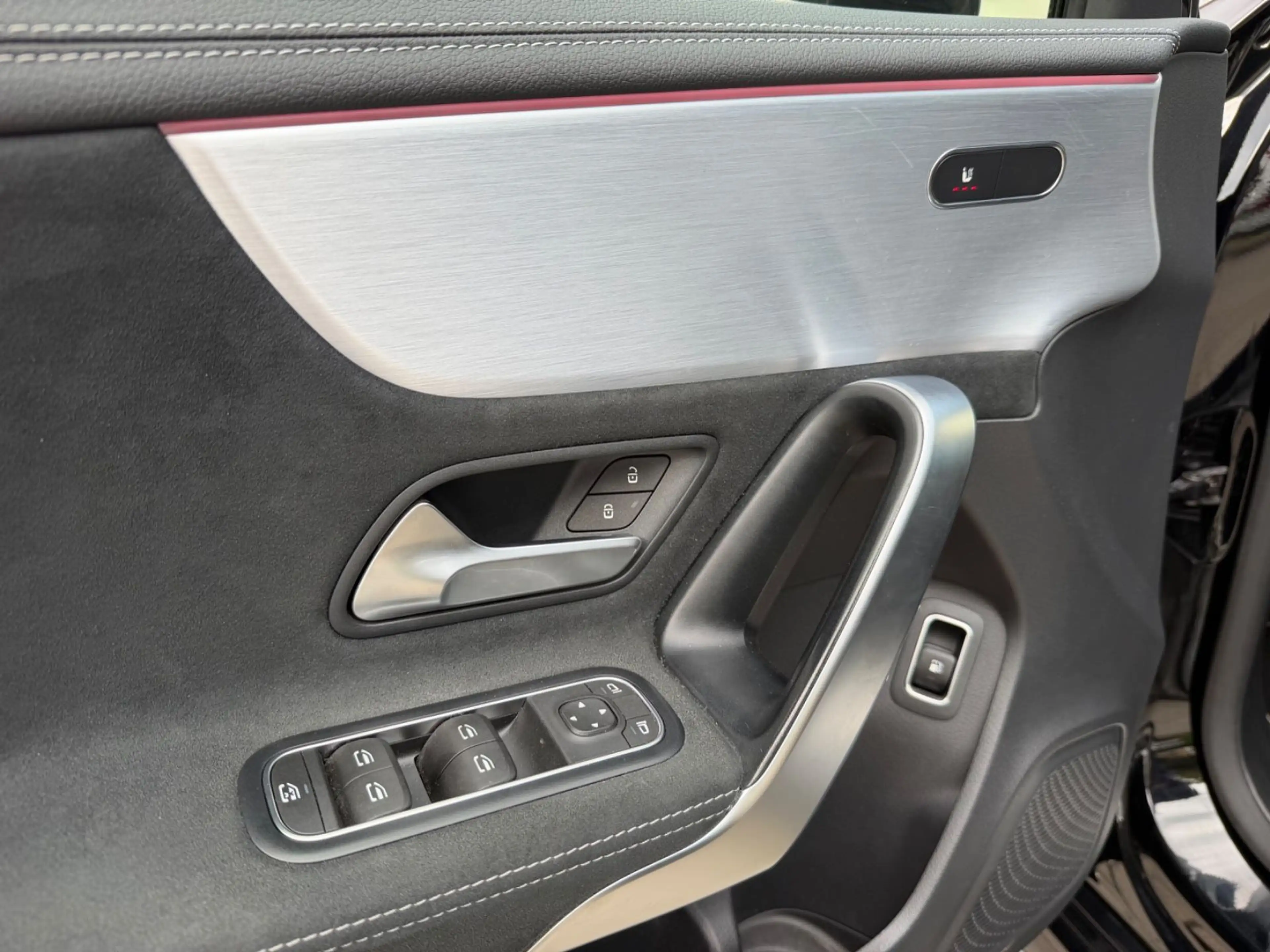 Mercedes-Benz A 250 AMG-Line LED/AMBIENTE/NIGHTPAKET/MBUX/PTS — photo 39