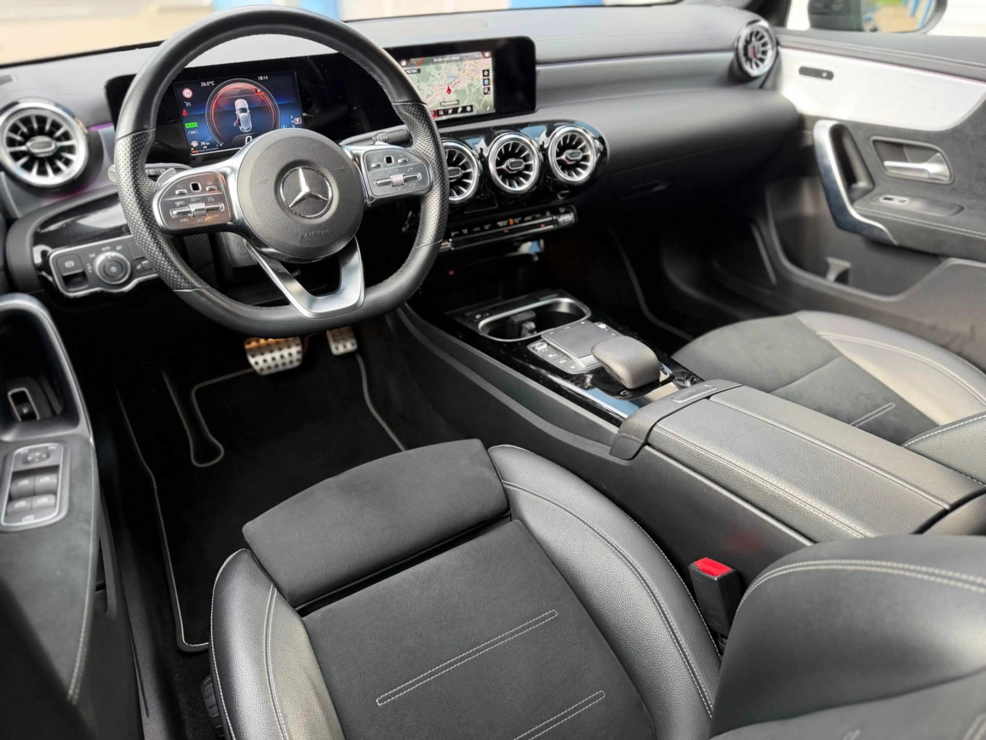 Mercedes-Benz A 250 AMG-Line LED/AMBIENTE/NIGHTPAKET/MBUX/PTS — photo 37