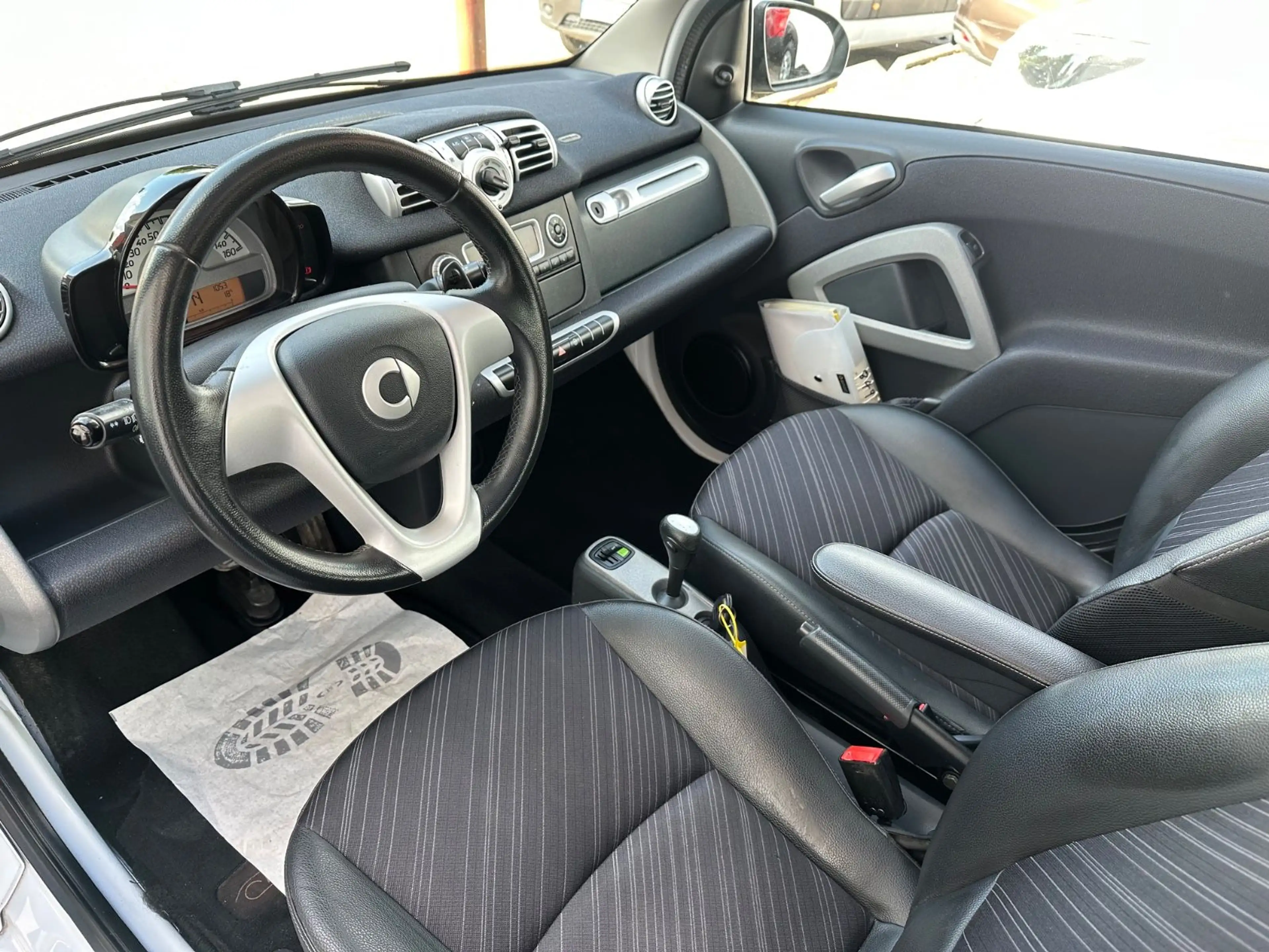 smart forTwo coupe Micro Hybrid Drive/PANO/KLIMA/GJR/ — photo 9