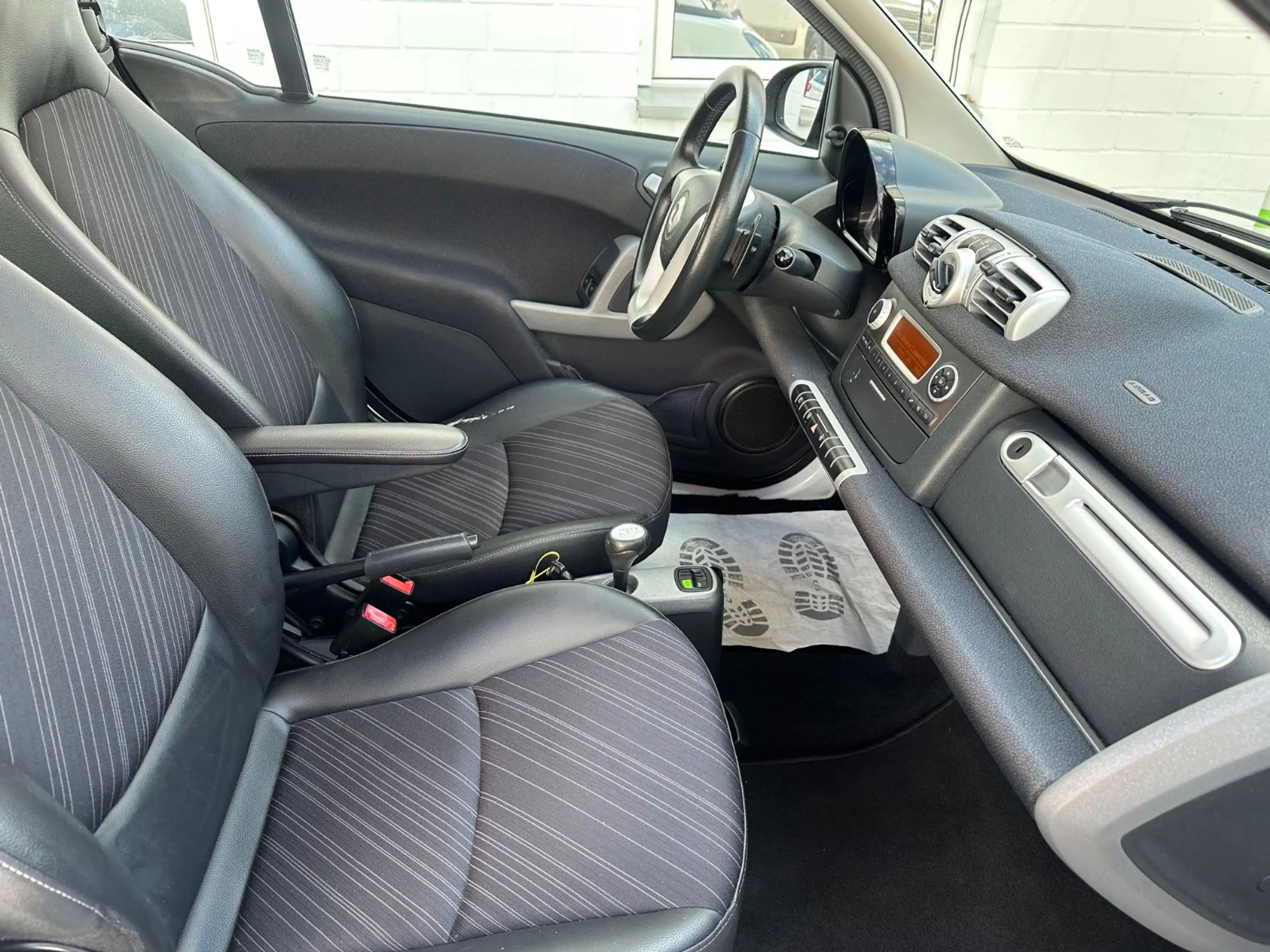 smart forTwo coupe Micro Hybrid Drive/PANO/KLIMA/GJR/ — photo 13