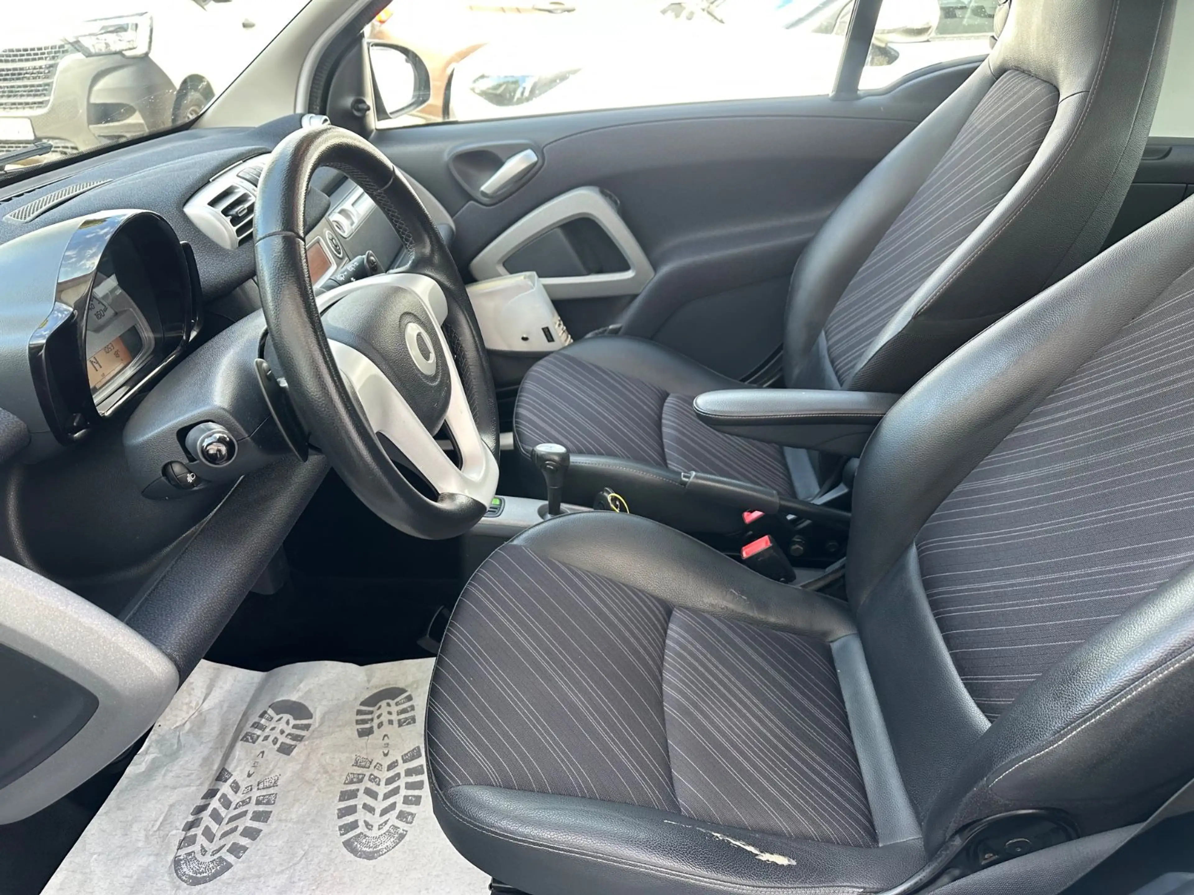 smart forTwo coupe Micro Hybrid Drive/PANO/KLIMA/GJR/ — photo 10