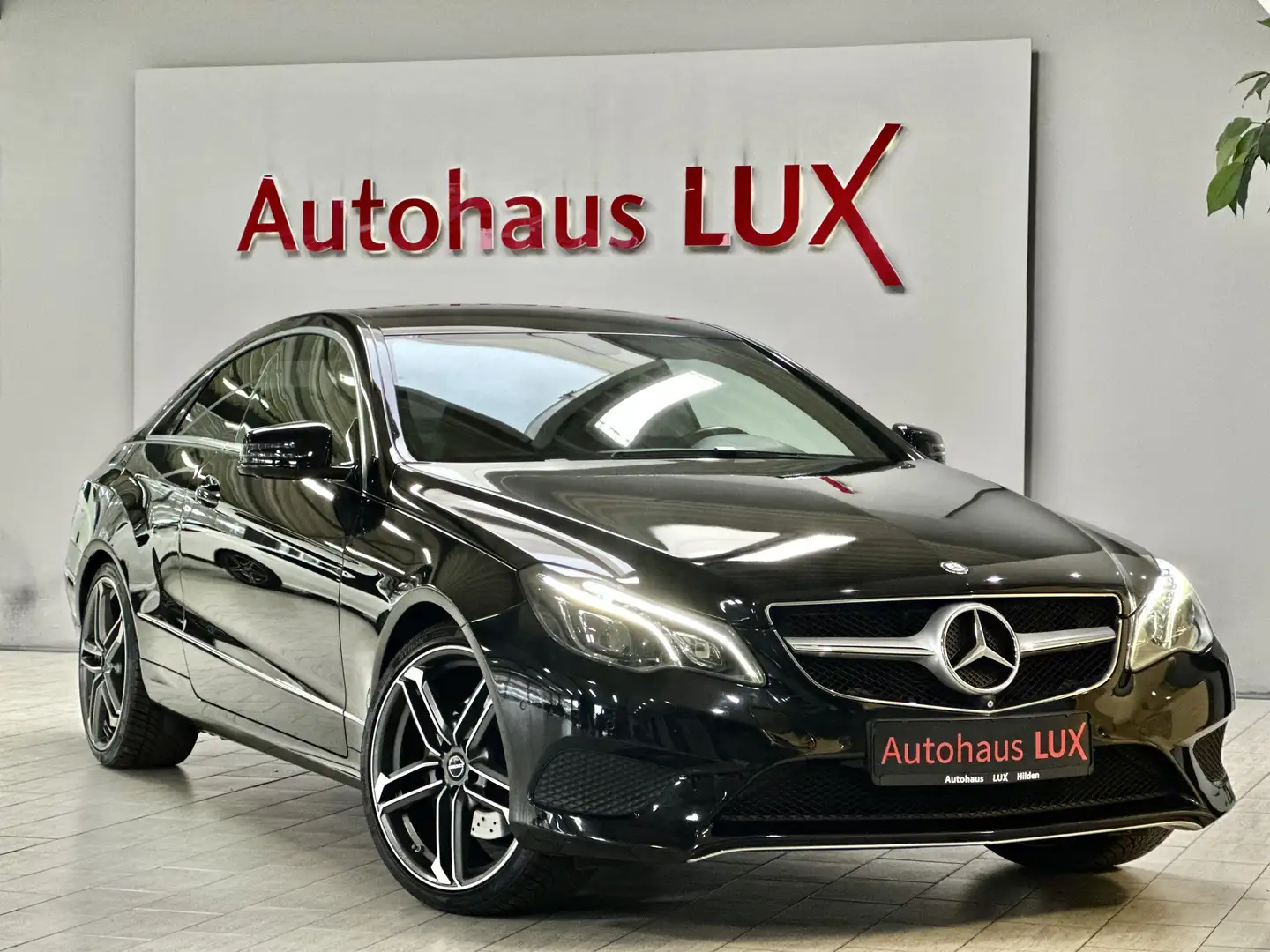 Mercedes-Benz E 250 CGI*COUPE*COMAND*360° KAM*LED*7G*19 ZOLL Schwarz - 1