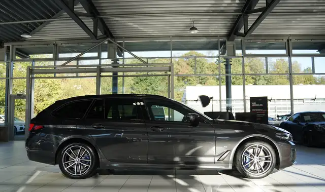 BMW 5 Series view 6