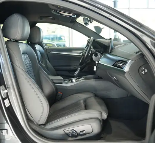 BMW 5 Series view 14