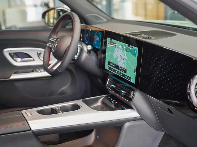Mercedes-Benz GLB view 11