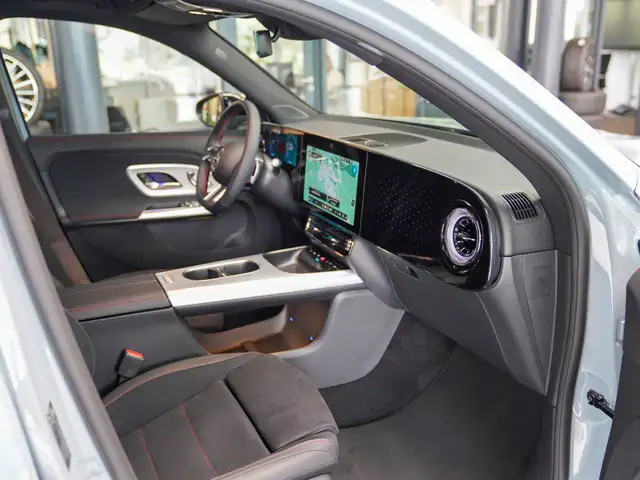 Mercedes-Benz GLB view 10