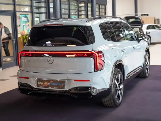 Mercedes-Benz GLB view 3