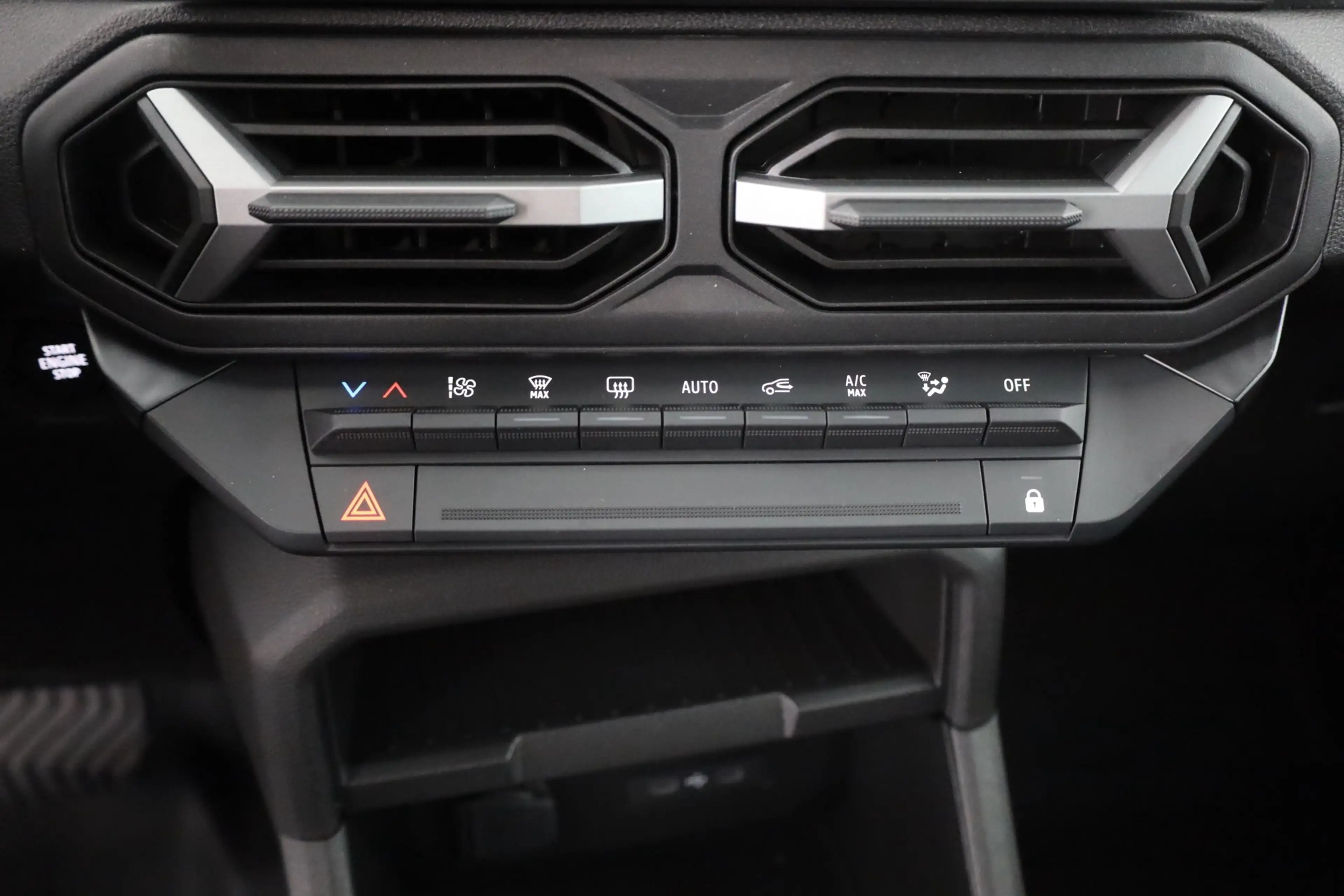 Dacia Duster Hybrid 155 Aut. LED ACC Navi — photo 13