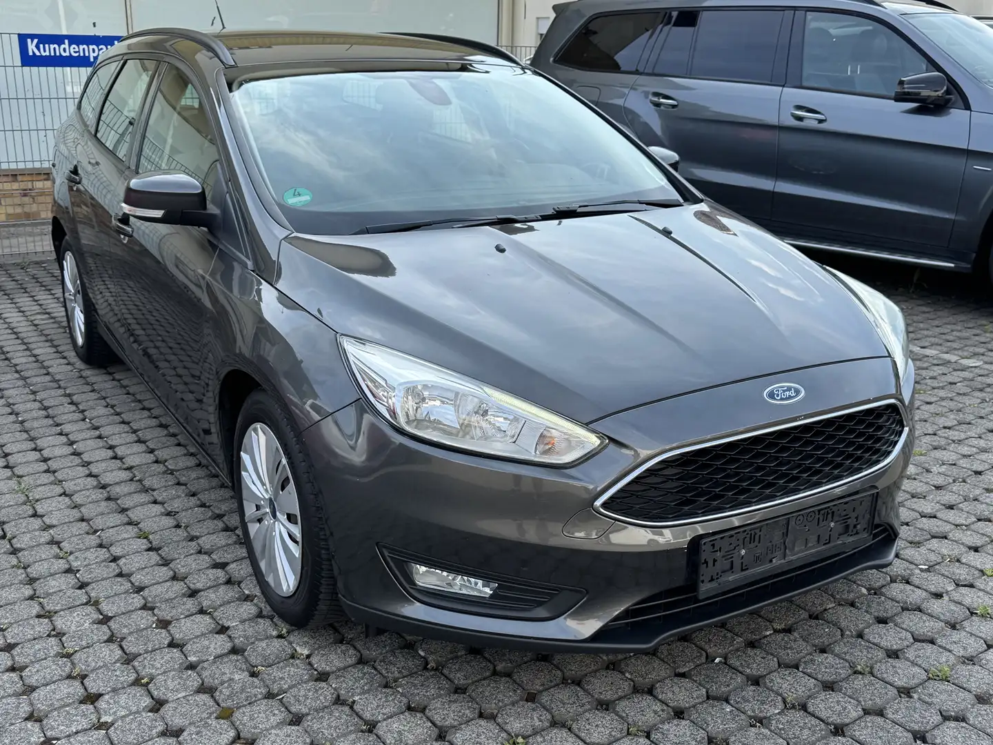 Ford Focus 1.0 NAVI KLIMA SHZ 6-GANG START+STOP TEMP BC EURO6 Grau - 1