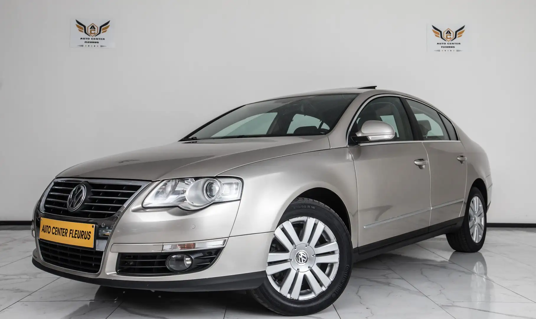 Volkswagen Passat 1.9 TDi Beige - 1