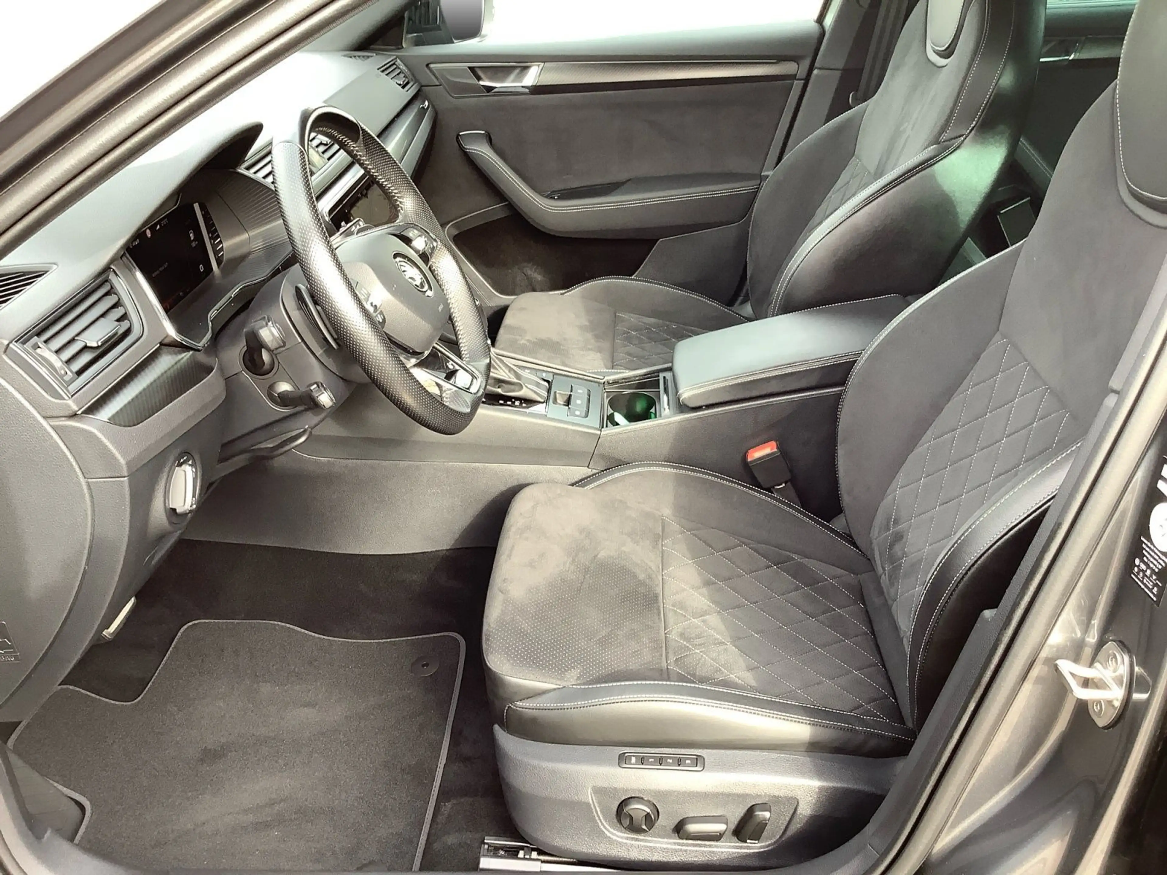 Skoda Superb Combi 2.0 TSI DSG Sportline 4x4 ACC AHK — photo 8