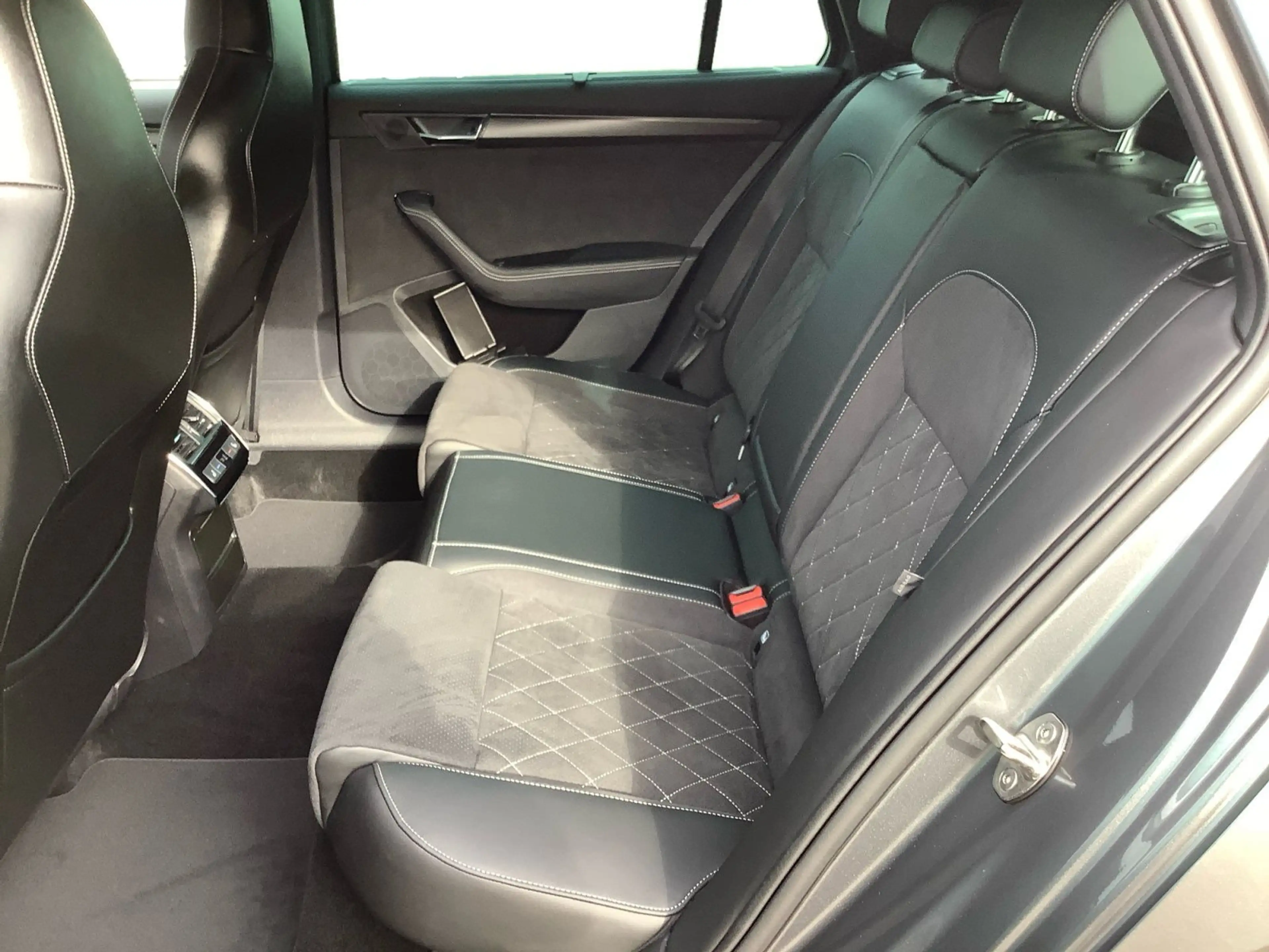 Skoda Superb Combi 2.0 TSI DSG Sportline 4x4 ACC AHK — photo 9