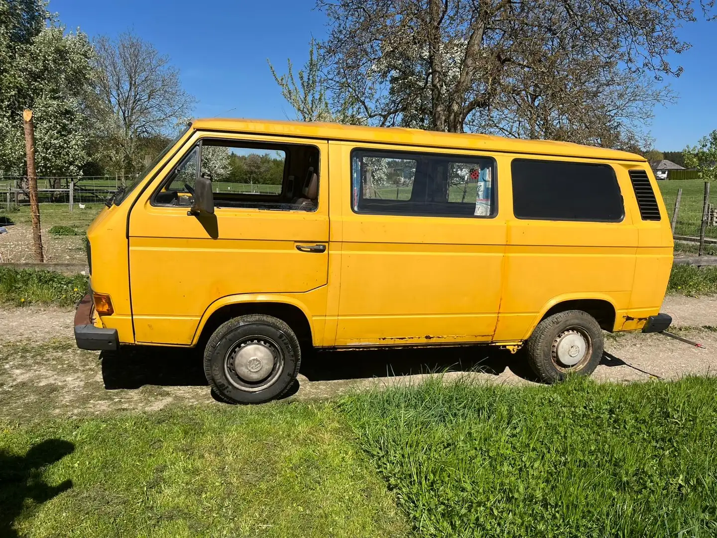 Volkswagen T3 Auf Camper umgebaut Gelb - 2