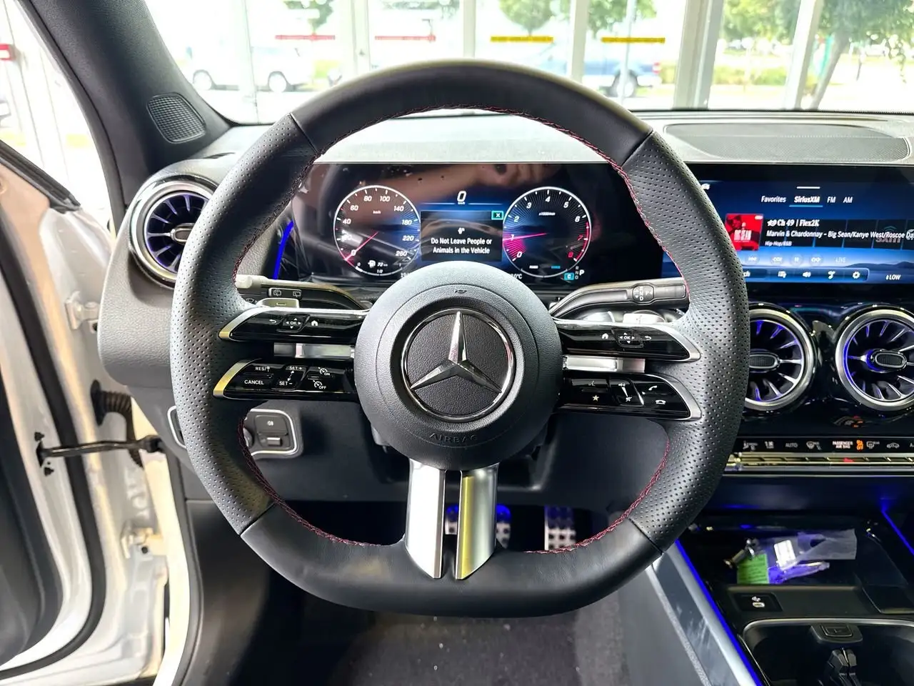 Mercedes-Benz GLB снимка Mercedes-Benz GLB