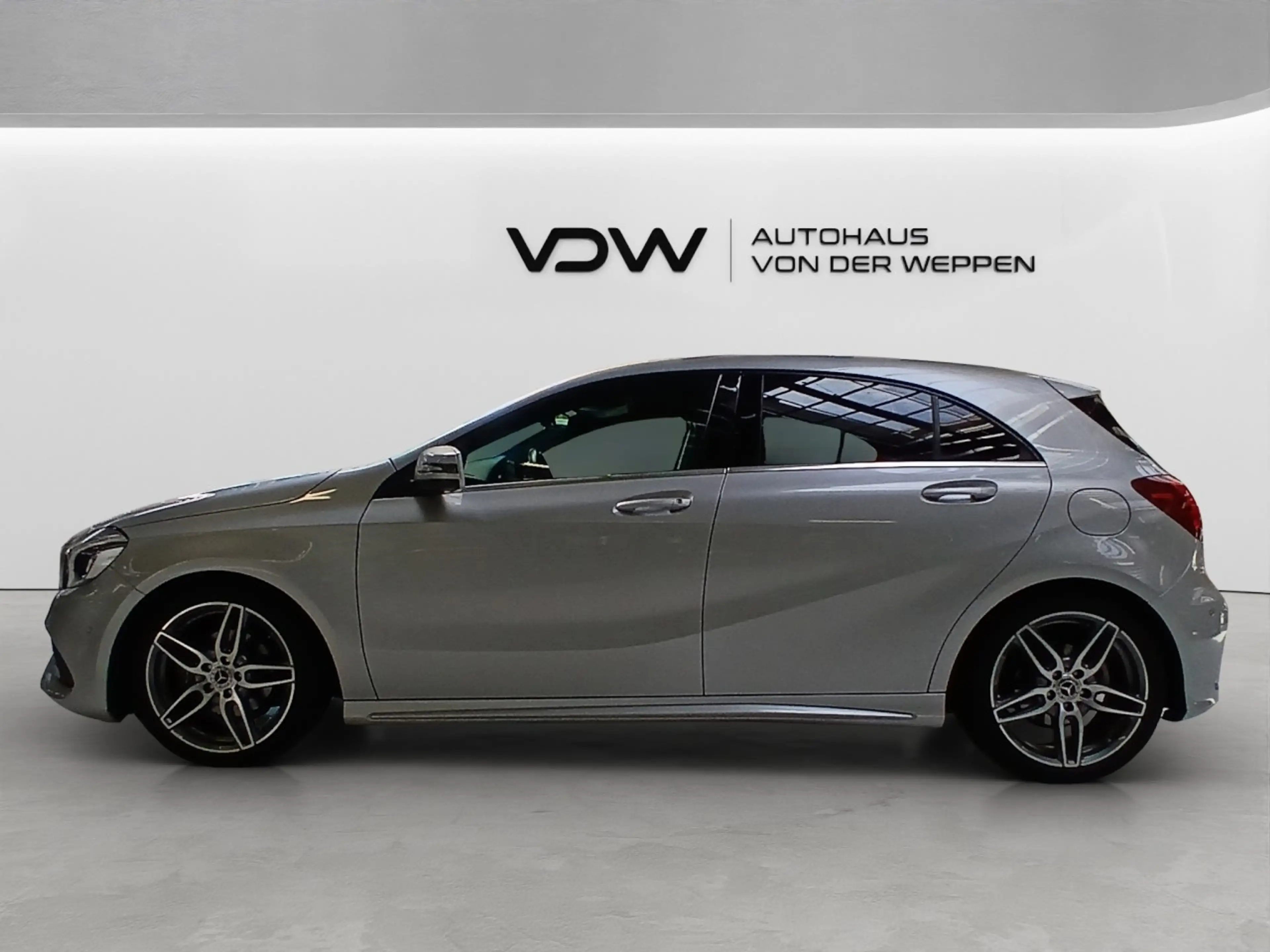 Mercedes-Benz A 180 AMG-Line BlueEff. LED, PTS, Navi, SHZ Klima Navi — photo 3