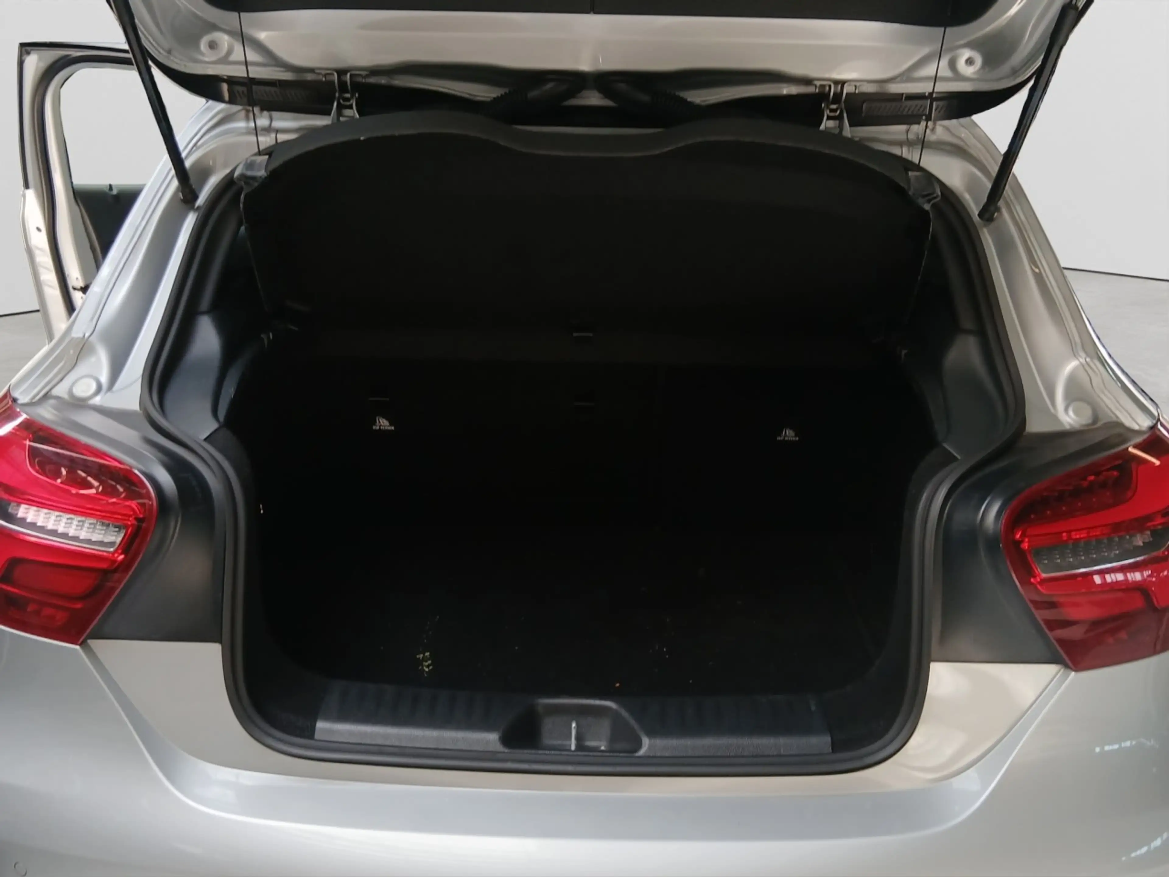 Mercedes-Benz A 180 AMG-Line BlueEff. LED, PTS, Navi, SHZ Klima Navi — photo 7