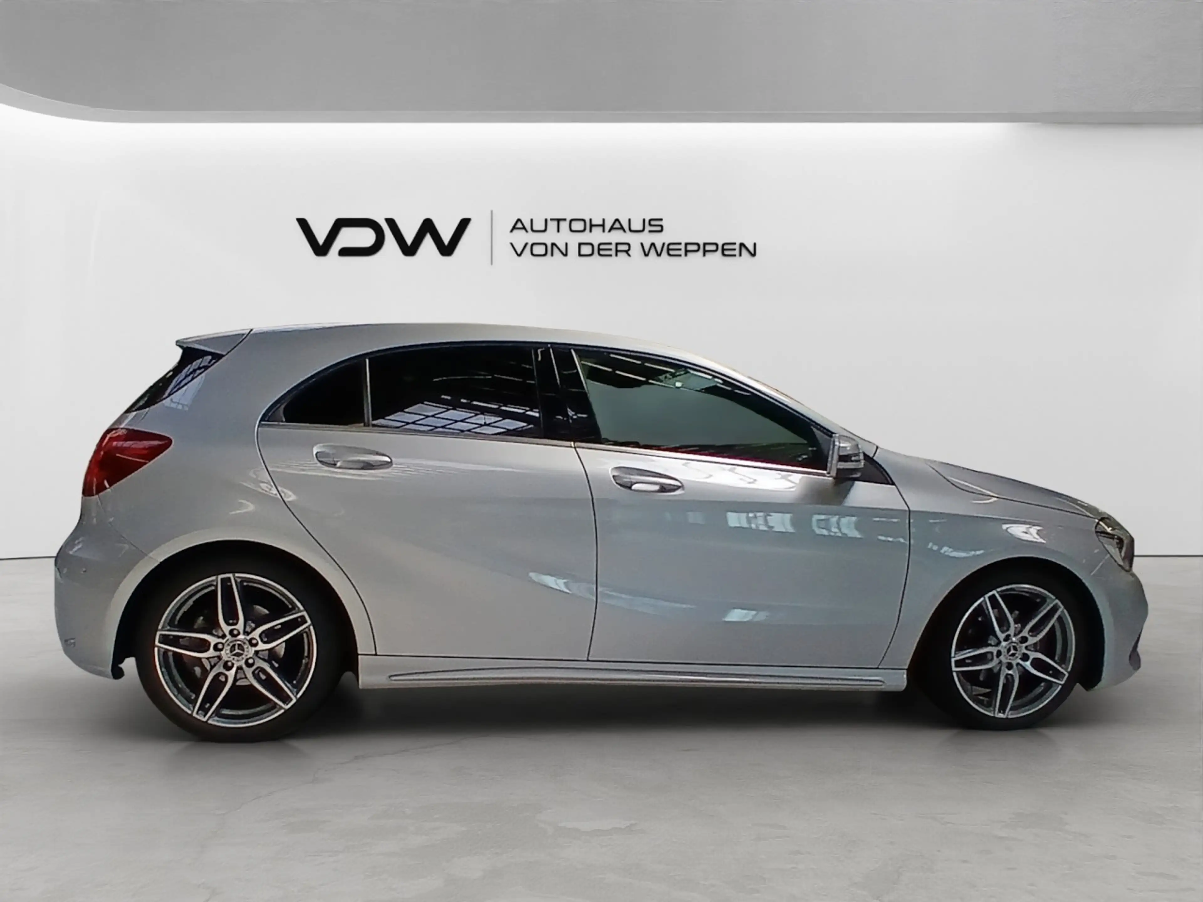 Mercedes-Benz A 180 AMG-Line BlueEff. LED, PTS, Navi, SHZ Klima Navi — photo 9