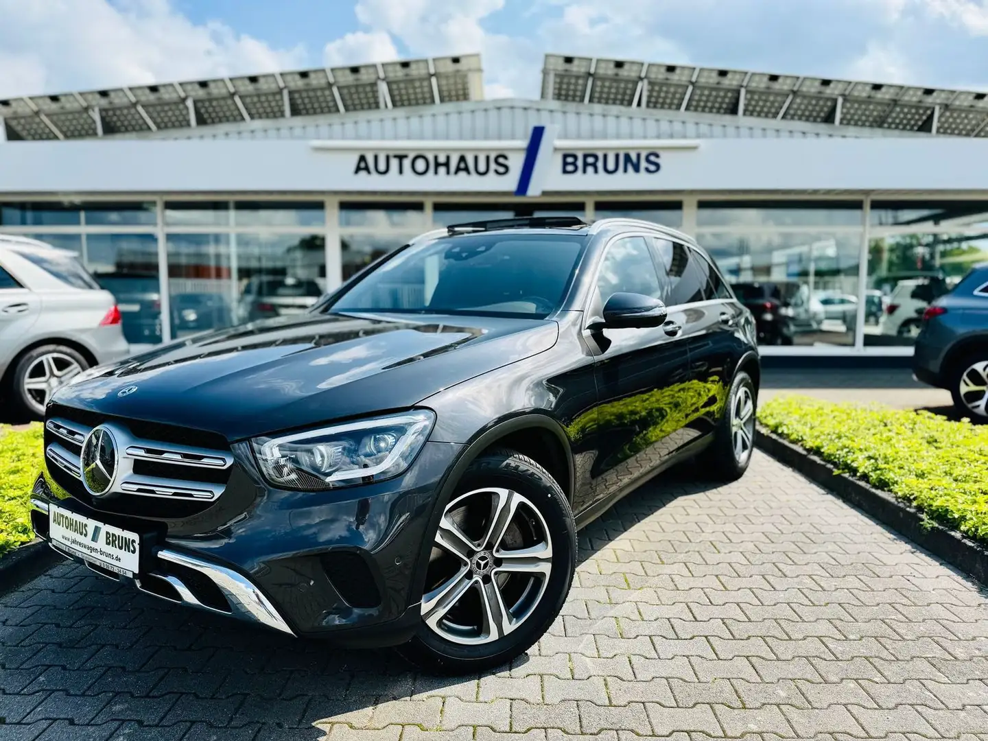 Mercedes-Benz GLC 300 d 4M, Panodach, Multib. LED, 360°, Comand, Distron Šedá - 1