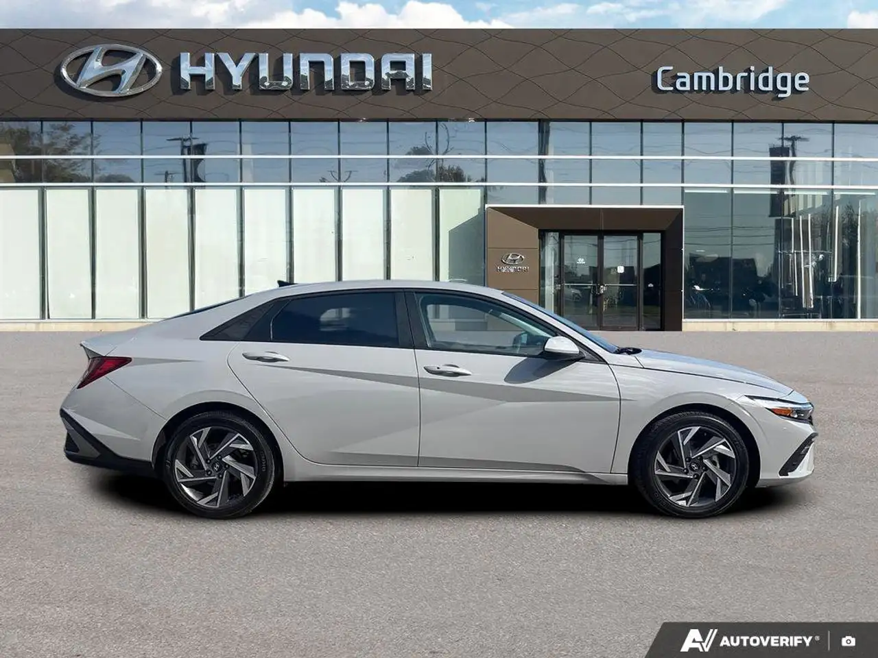 Hyundai ELANTRA photo Hyundai ELANTRA