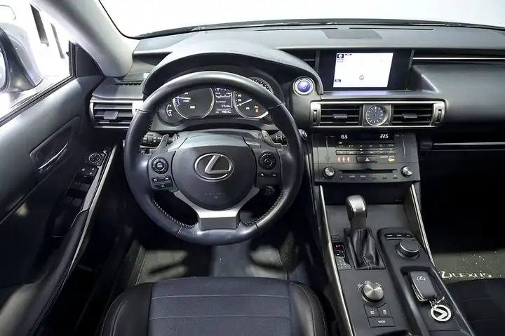 Lexus IS300 2016, foto 31