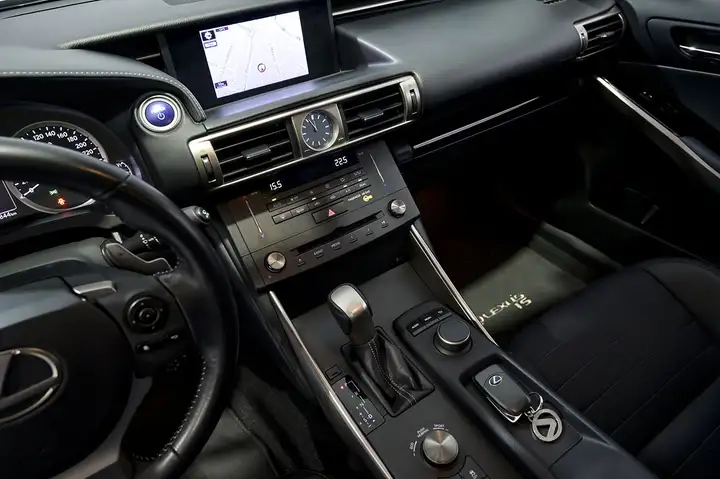 Lexus IS300 2016, foto 27