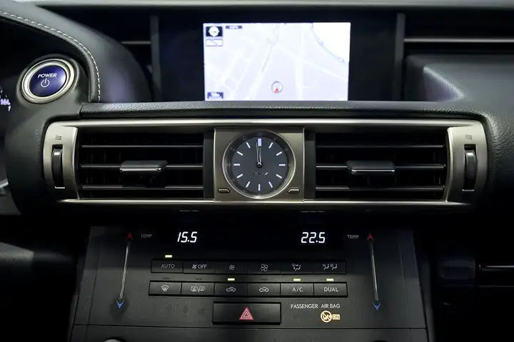 Lexus IS300 2016, foto 29