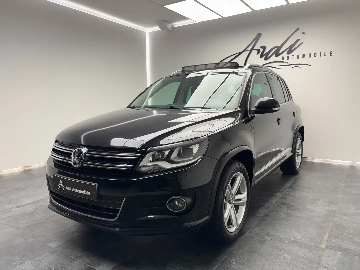 Volkswagen Tiguan 2.0TDi *R LINE*TOIT PANO*1ER PROP*GARANTIE 12 MOIS Noir - 1