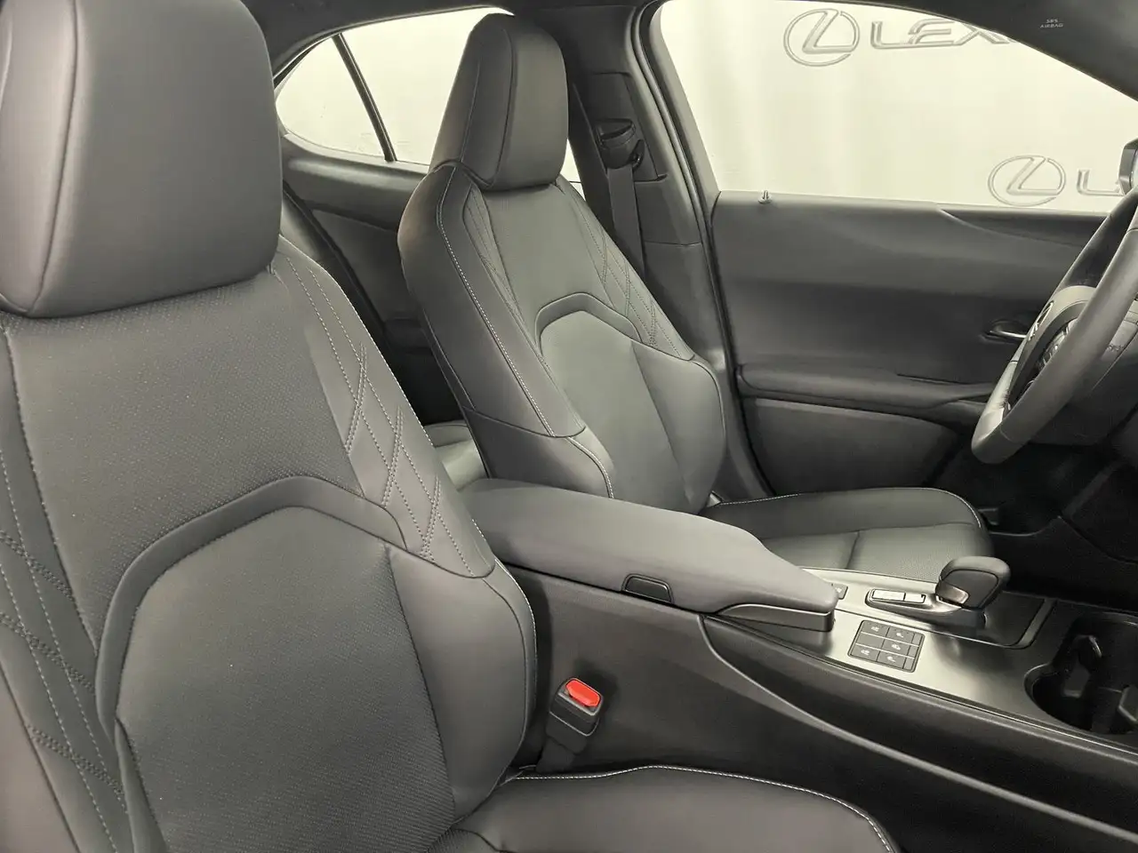 Lexus UX снимка Lexus UX