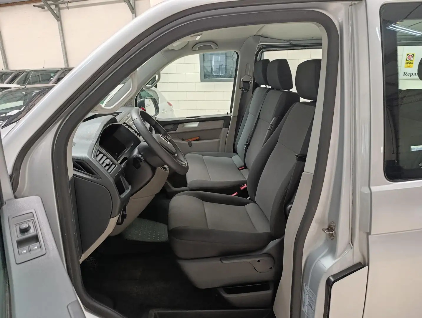 Volkswagen Transporter 2.0 TDI L2H1 Comfortline € 16950.00 INCL. BTW/BPM Grijs - 2
