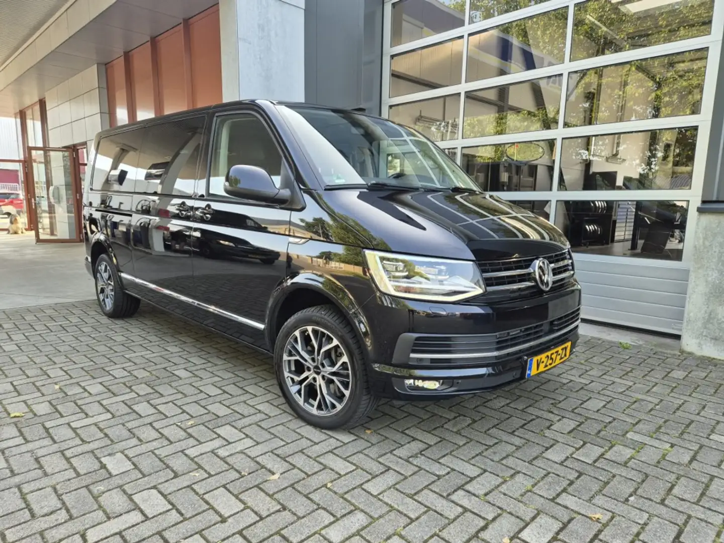 Volkswagen T6 Caravelle 2.0 TDI L2H1 HIGHLINE Zwart - 1