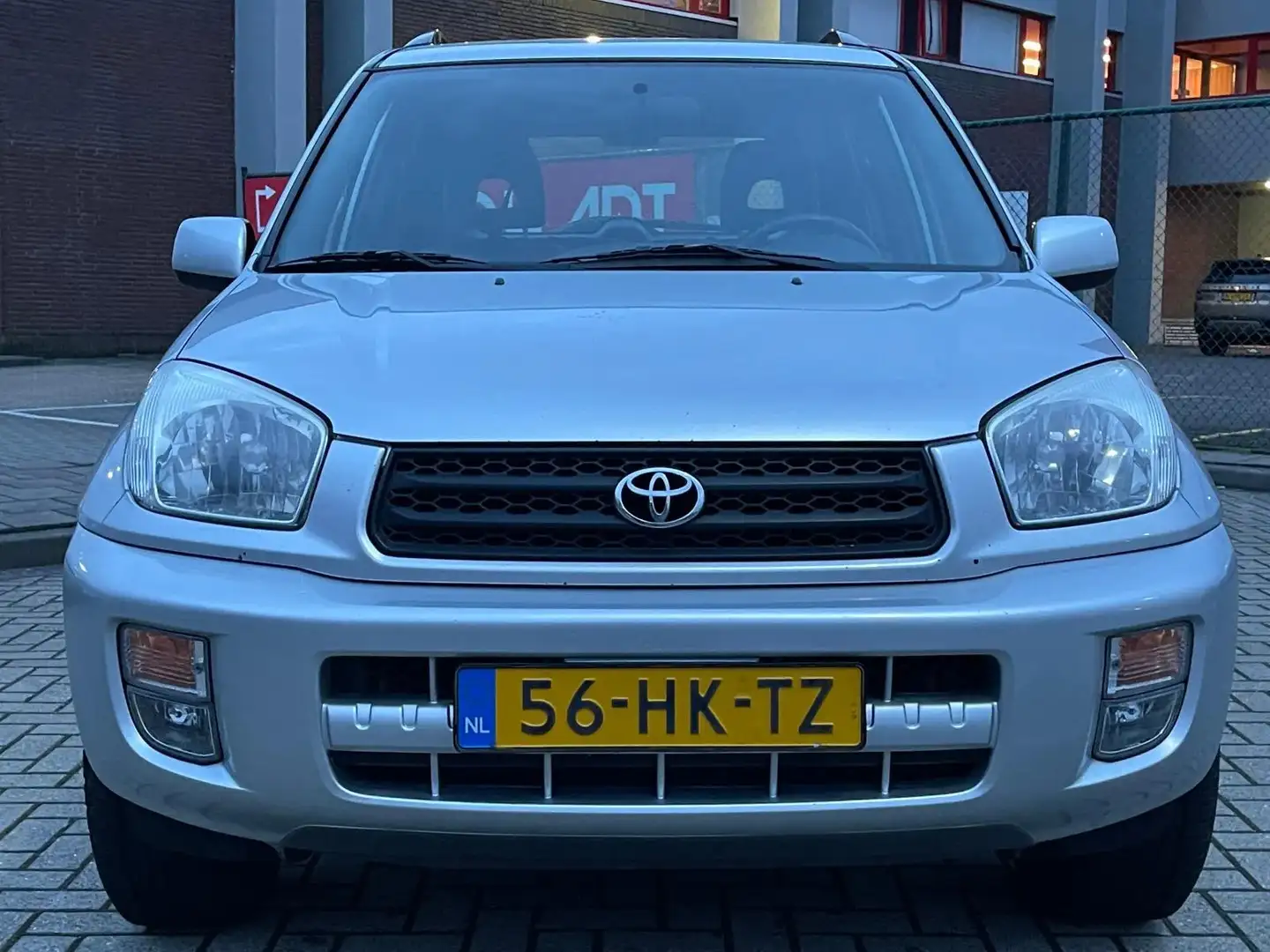Toyota RAV 4 1.8-16V|VVT-i Luna|DEALER-ONDERHOUDEN|NAVI|SIDE-BA Grijs - 2