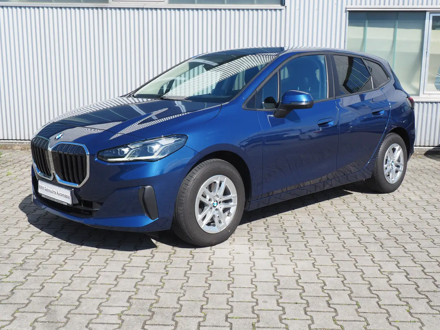 BMW 220 i Active Tourer Aut.*DAProf*AHK*HUD*360°*Lenkhz Blau - 2