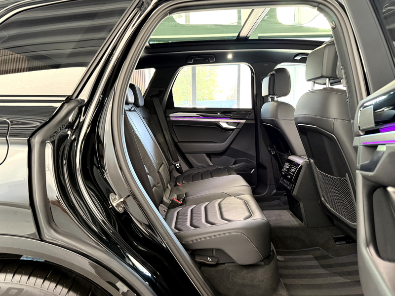 Volkswagen Touareg R 3.0TSI*BlackStyle*Pano*AHK*HUD*Massage* — photo 8